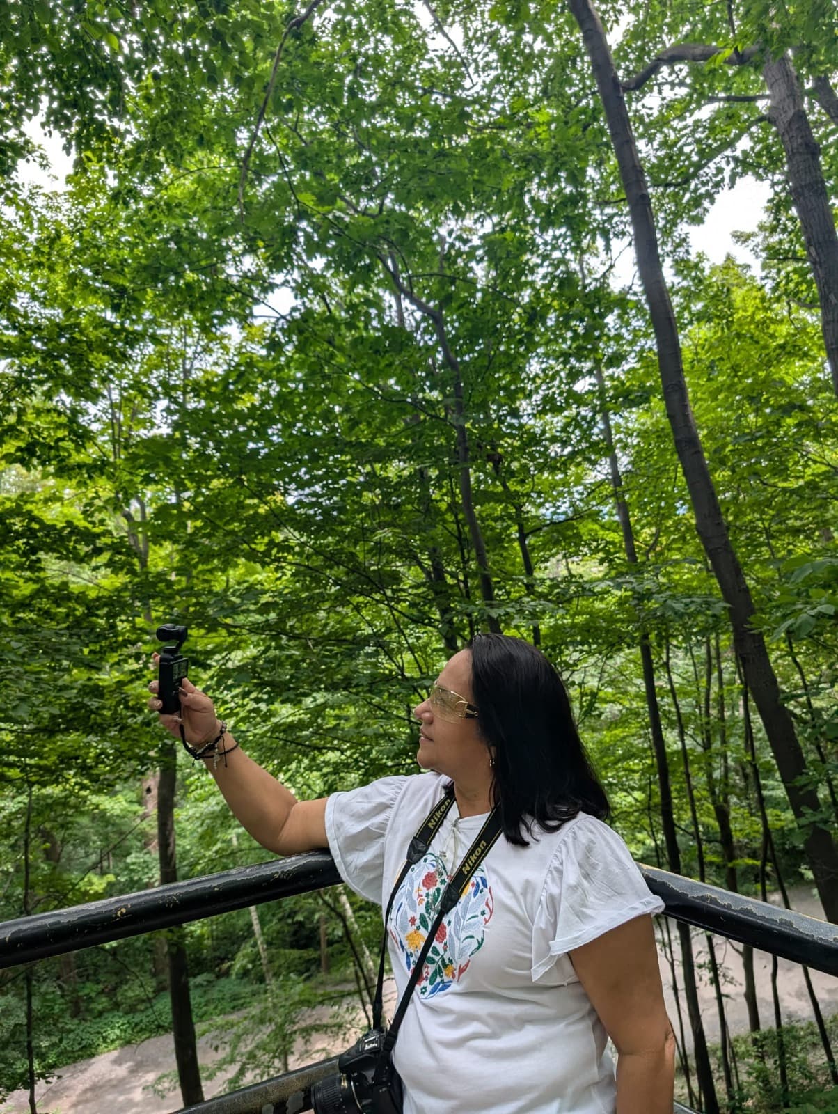 Anita grabando durante un recorrido entre árboles