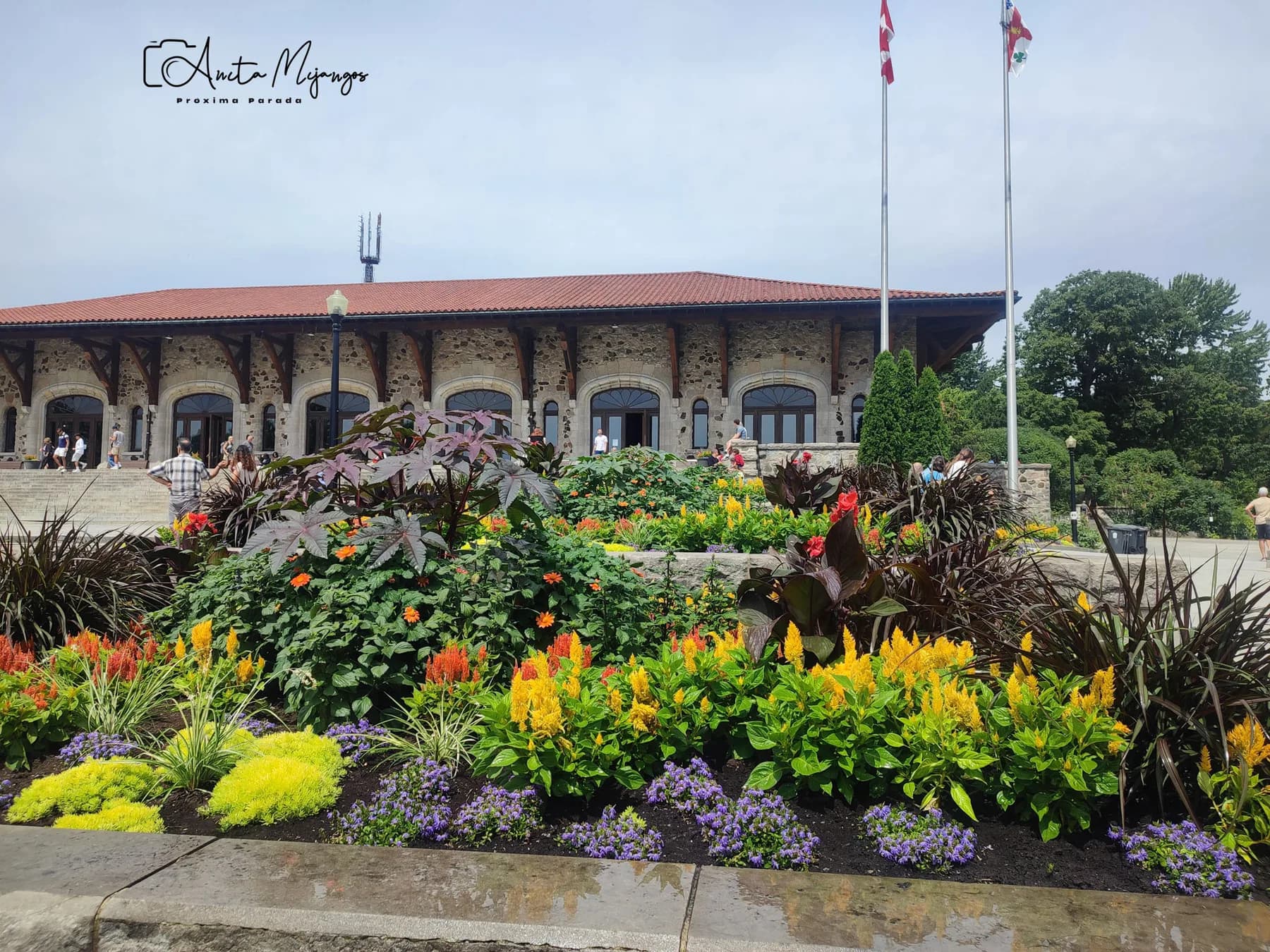 Jardines de flores y edificio del parque en Montréal