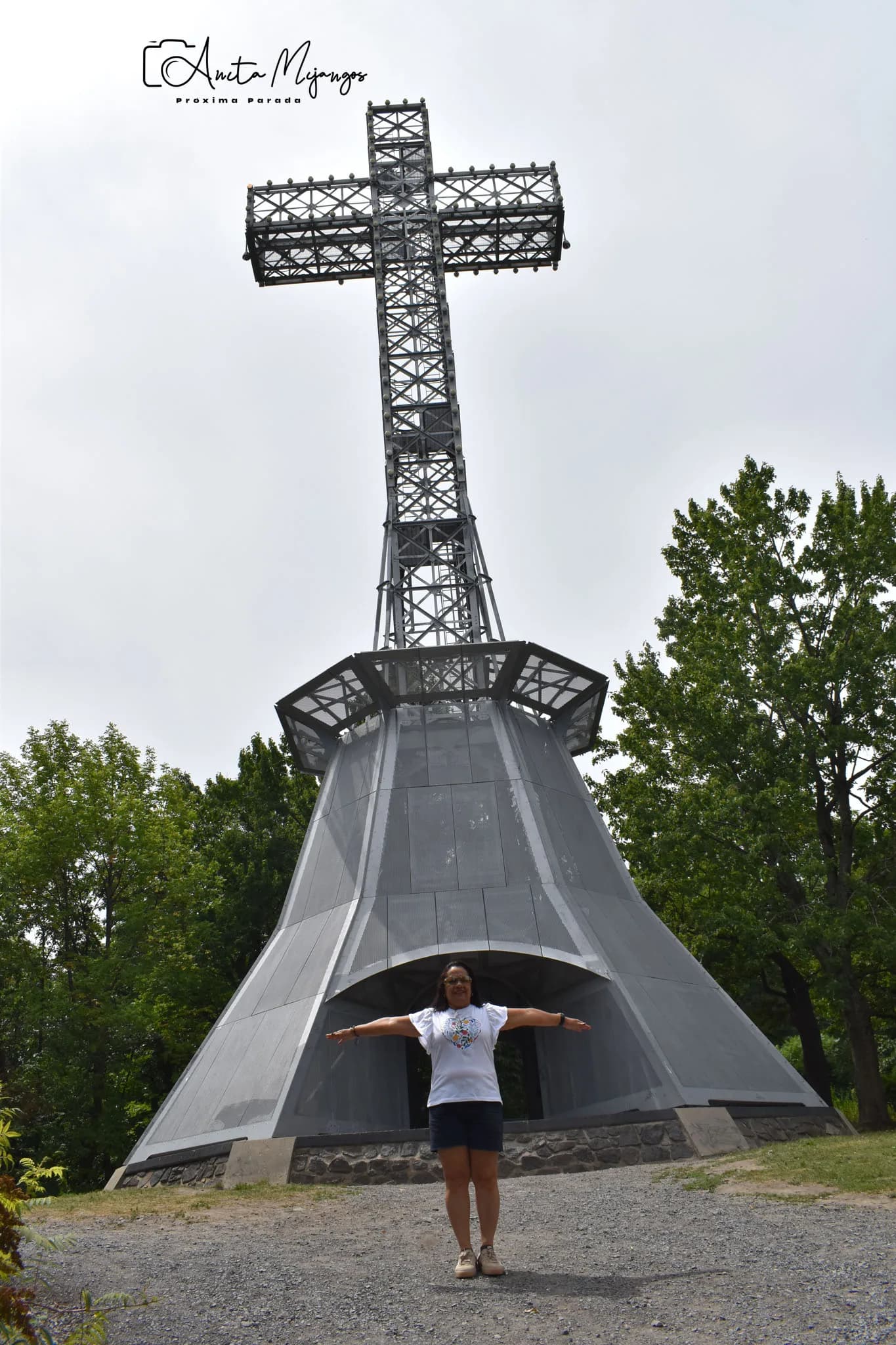 Base de la Cruz de Mont-Royal rodeada de árboles