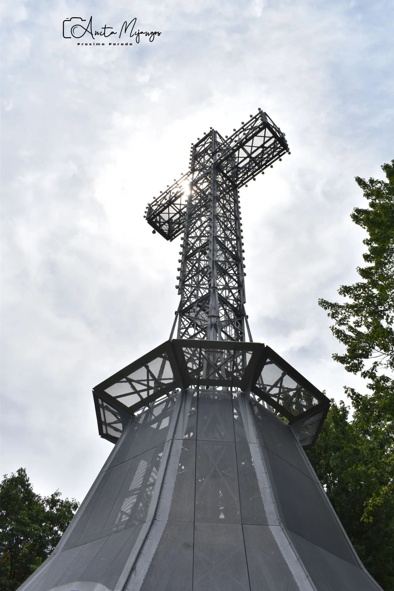 Estructura de la Cruz de Mont-Royal vista desde abajo