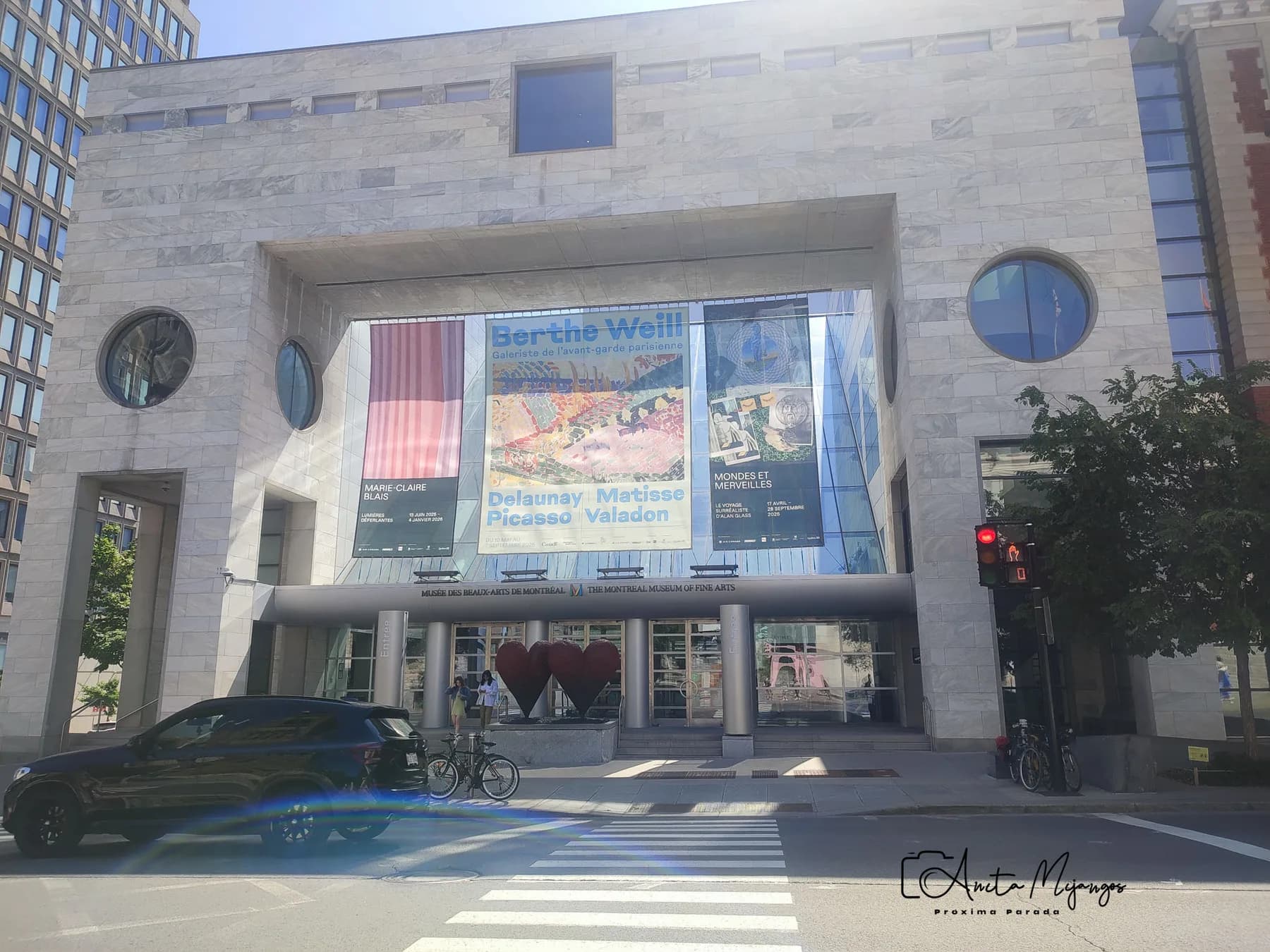 Fachada de un edificio cultural de Montréal