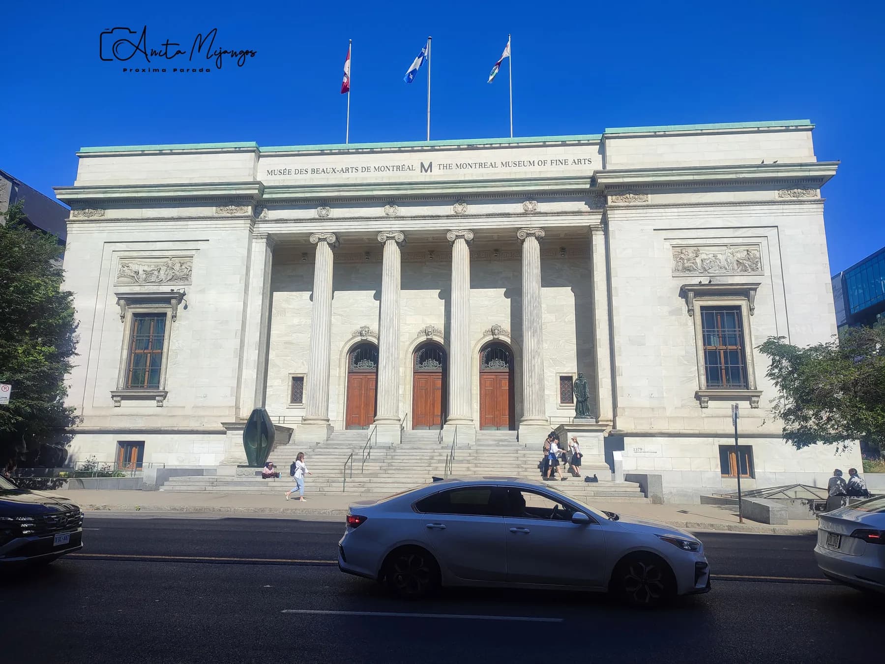 Fachada de piedra de un edificio histórico de Montréal