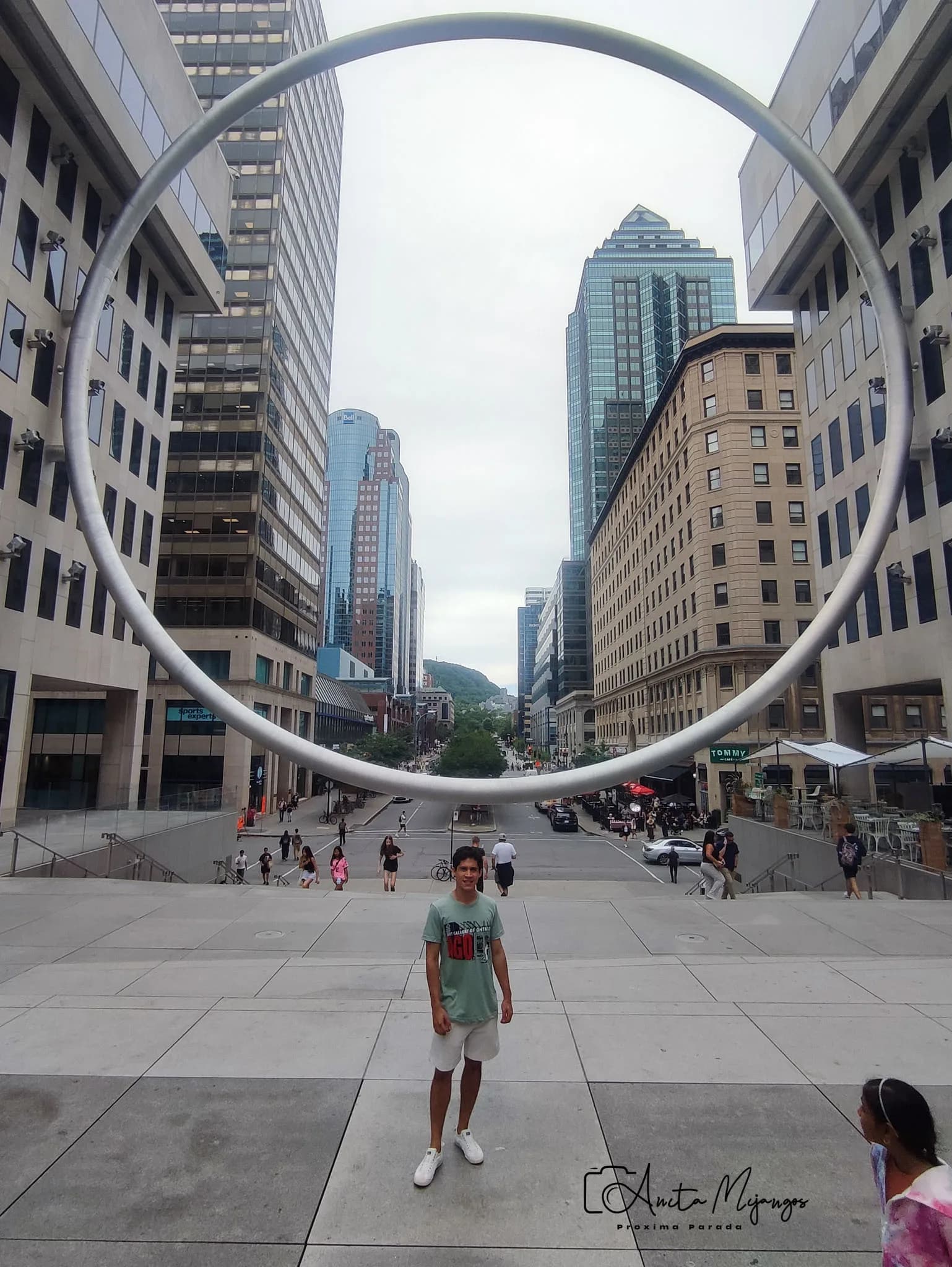 Plaza urbana con escultura y edificios altos en Montréal