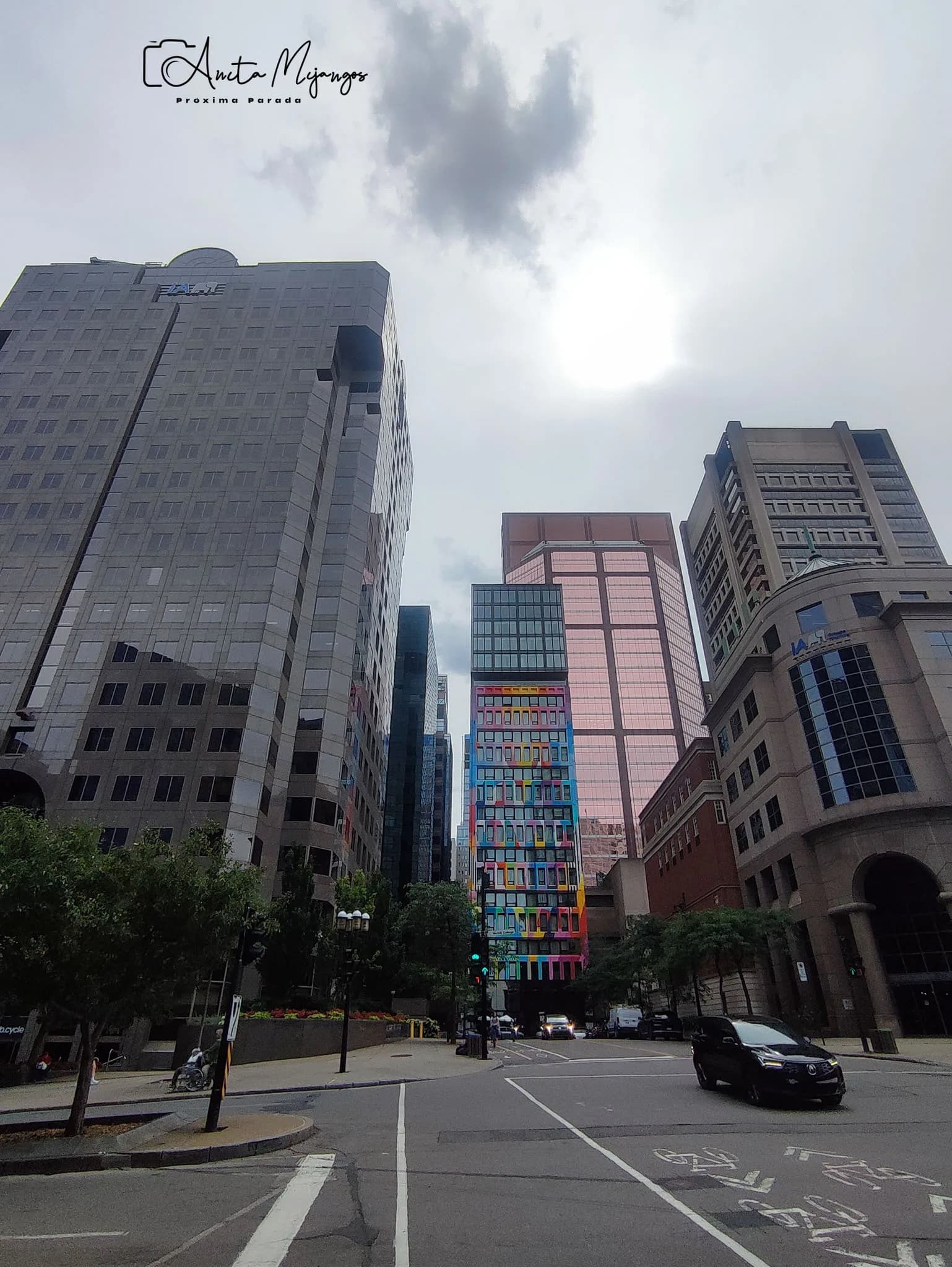 Edificios del centro de Montréal vistos desde la calle