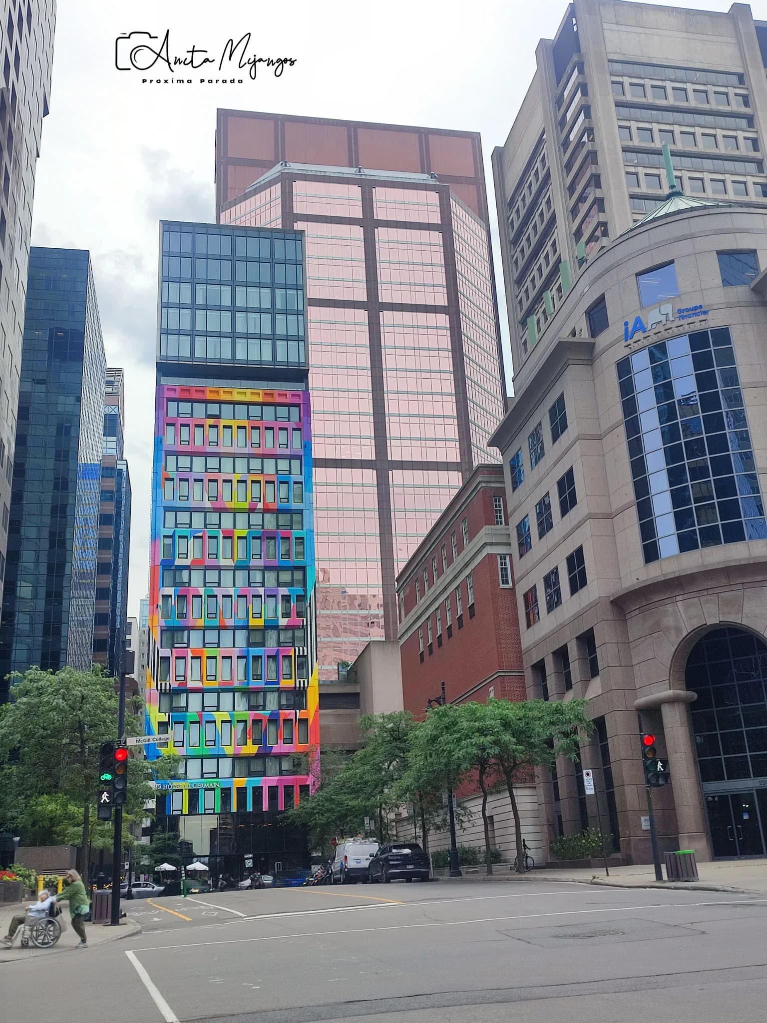 Fachada colorida entre edificios del centro de Montréal