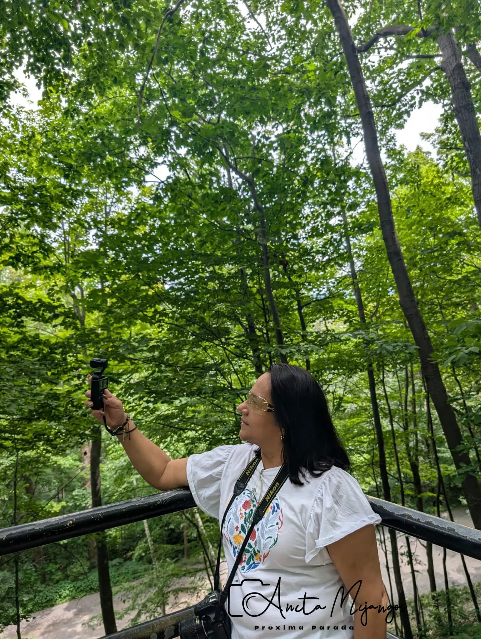 Anita Mijangos grabando entre los árboles de Mont-Royal