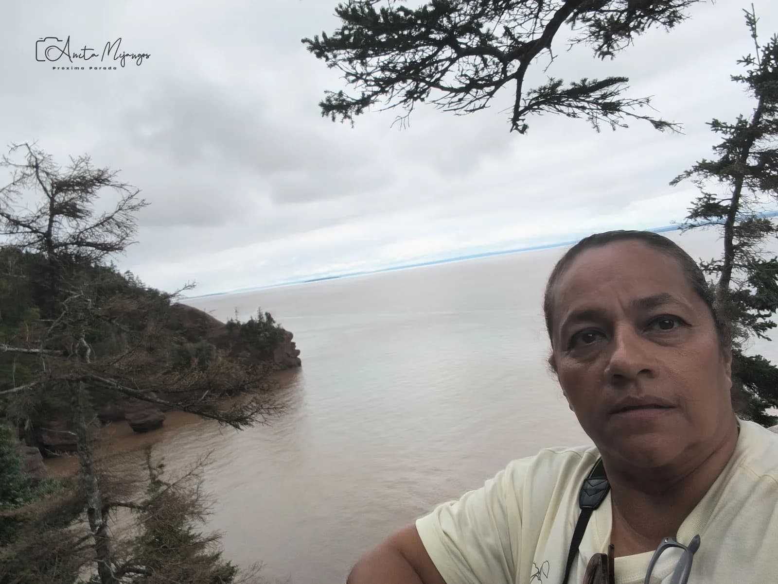 Anita frente a la bahía de Fundy