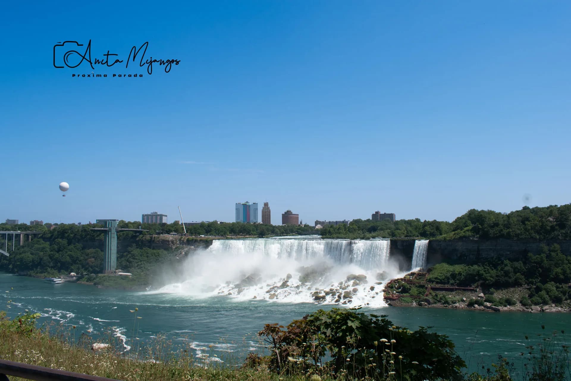 Vista panorámica de American Falls bajo un cielo despejado