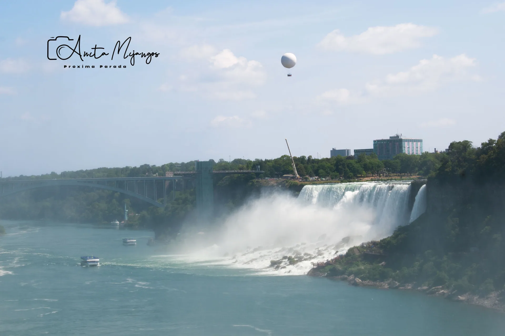 American Falls, el río Niágara y el puente al fondo
