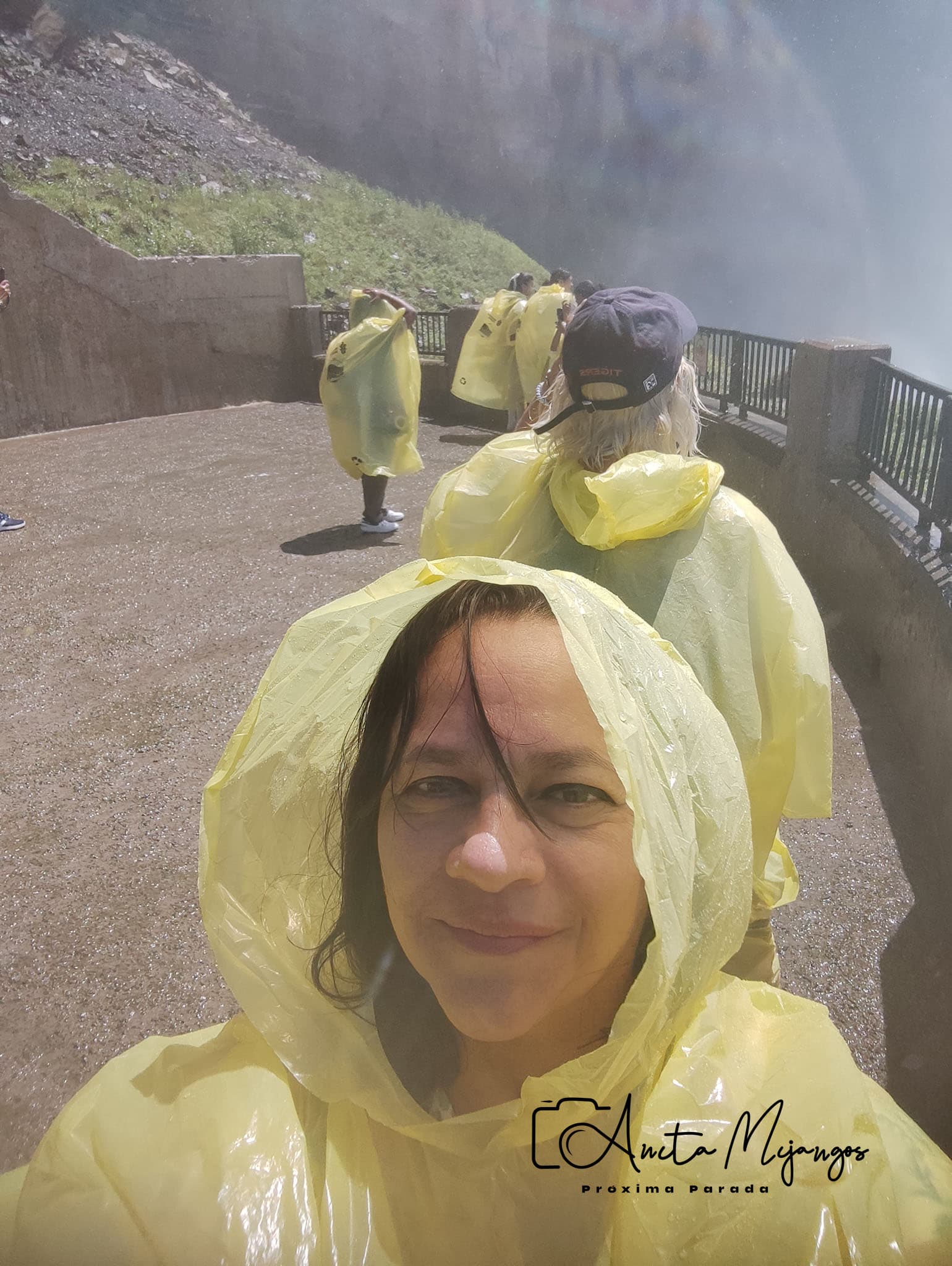 Anita Mijangos con poncho amarillo cerca de las Cataratas del Niágara