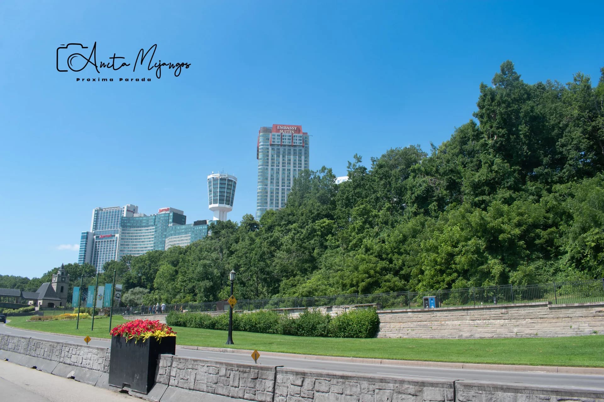 Hoteles, jardines y árboles en Niagara Falls, Ontario