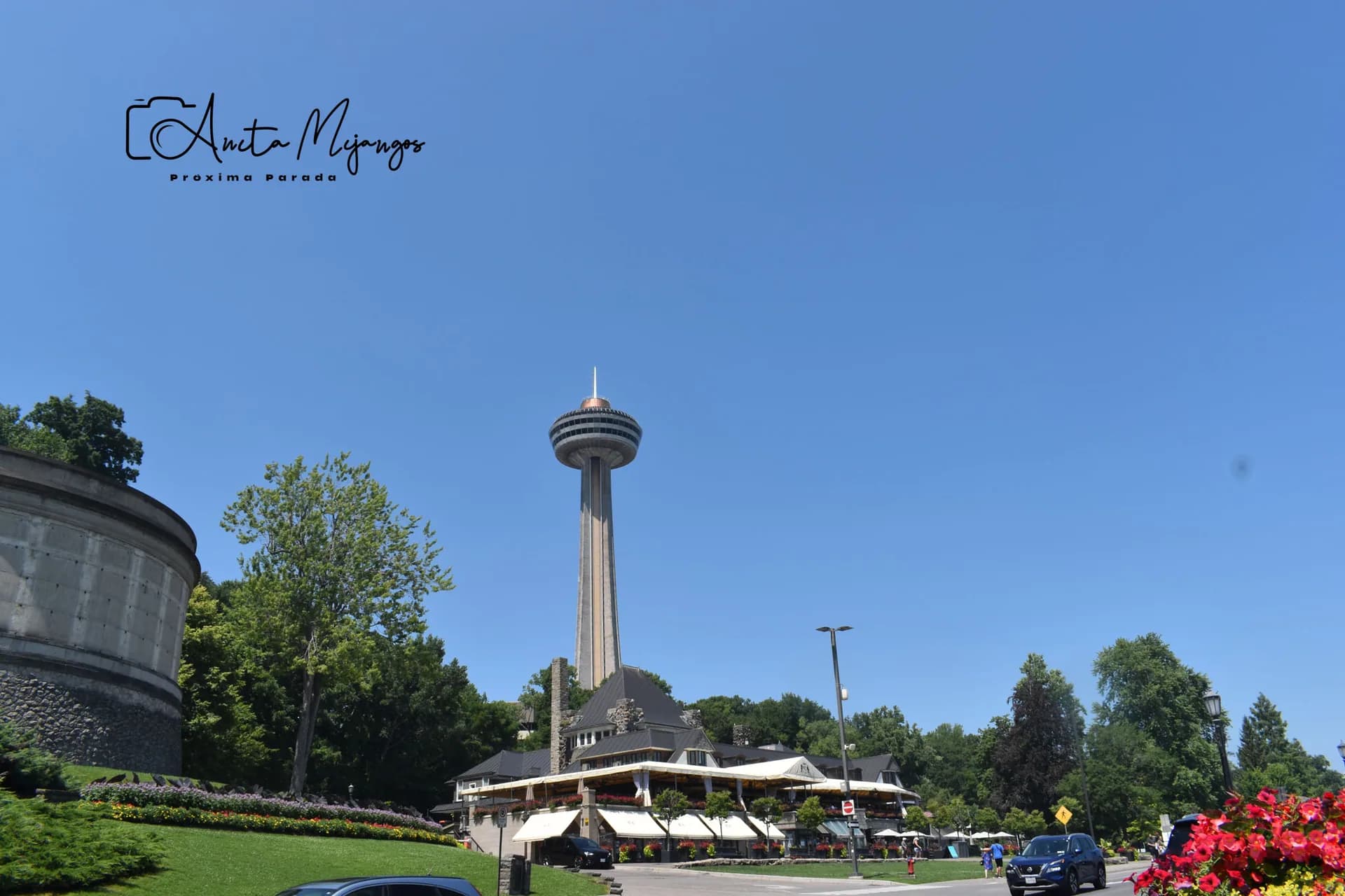 Skylon Tower sobre los jardines de Niagara Falls