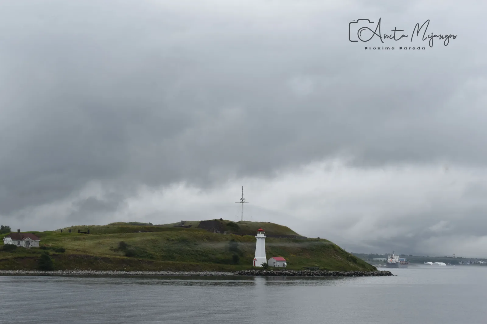 Faro y costa de Halifax bajo un cielo nublado