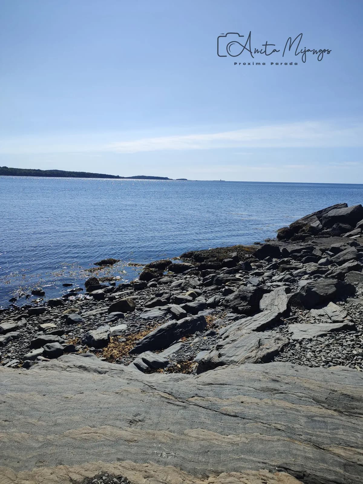 Costa rocosa junto al mar en Nueva Escocia