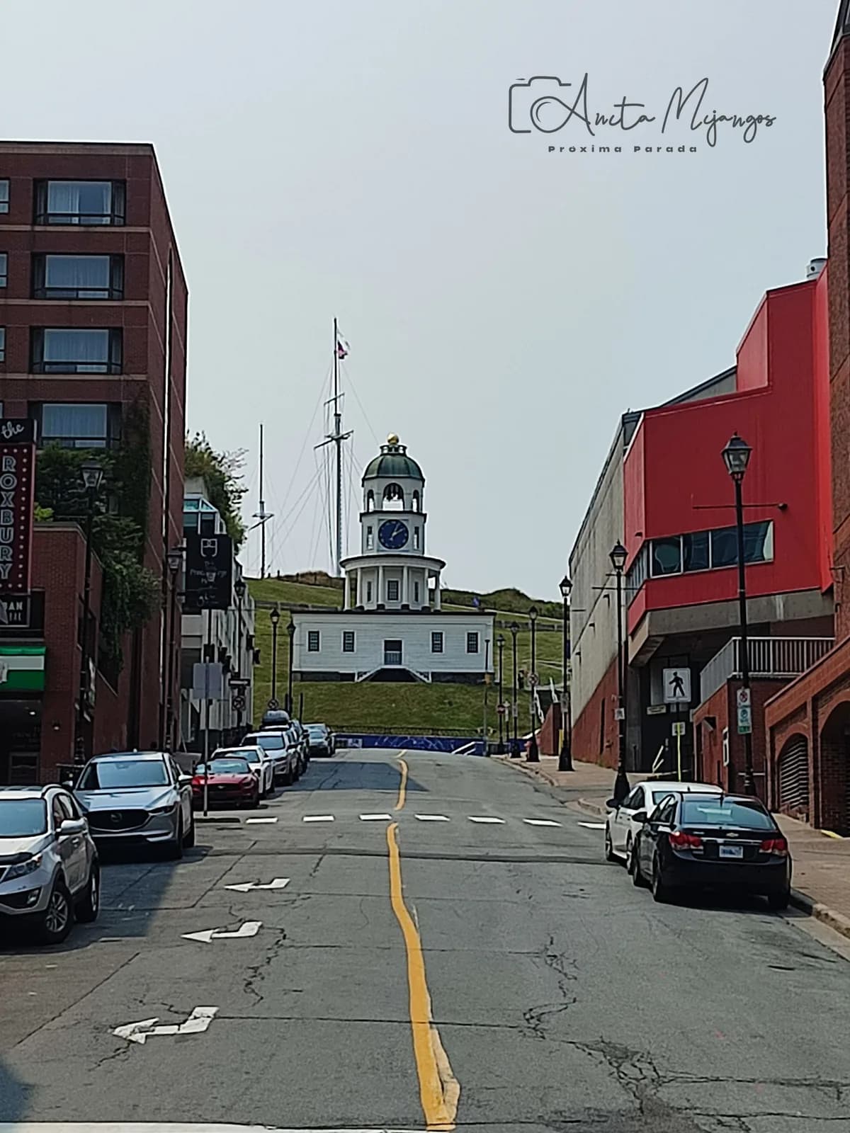 Calle de Halifax con la Antigua Torre del Reloj al fondo