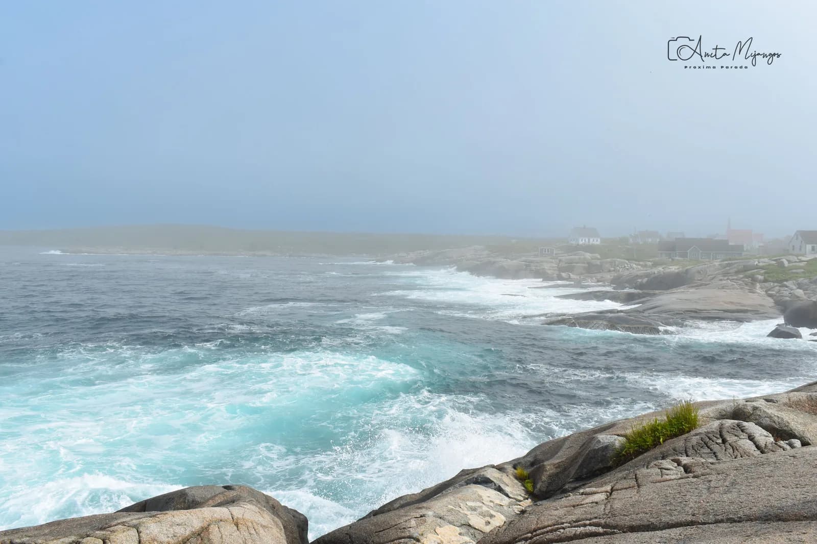 Olas del Atlántico rompiendo sobre las rocas