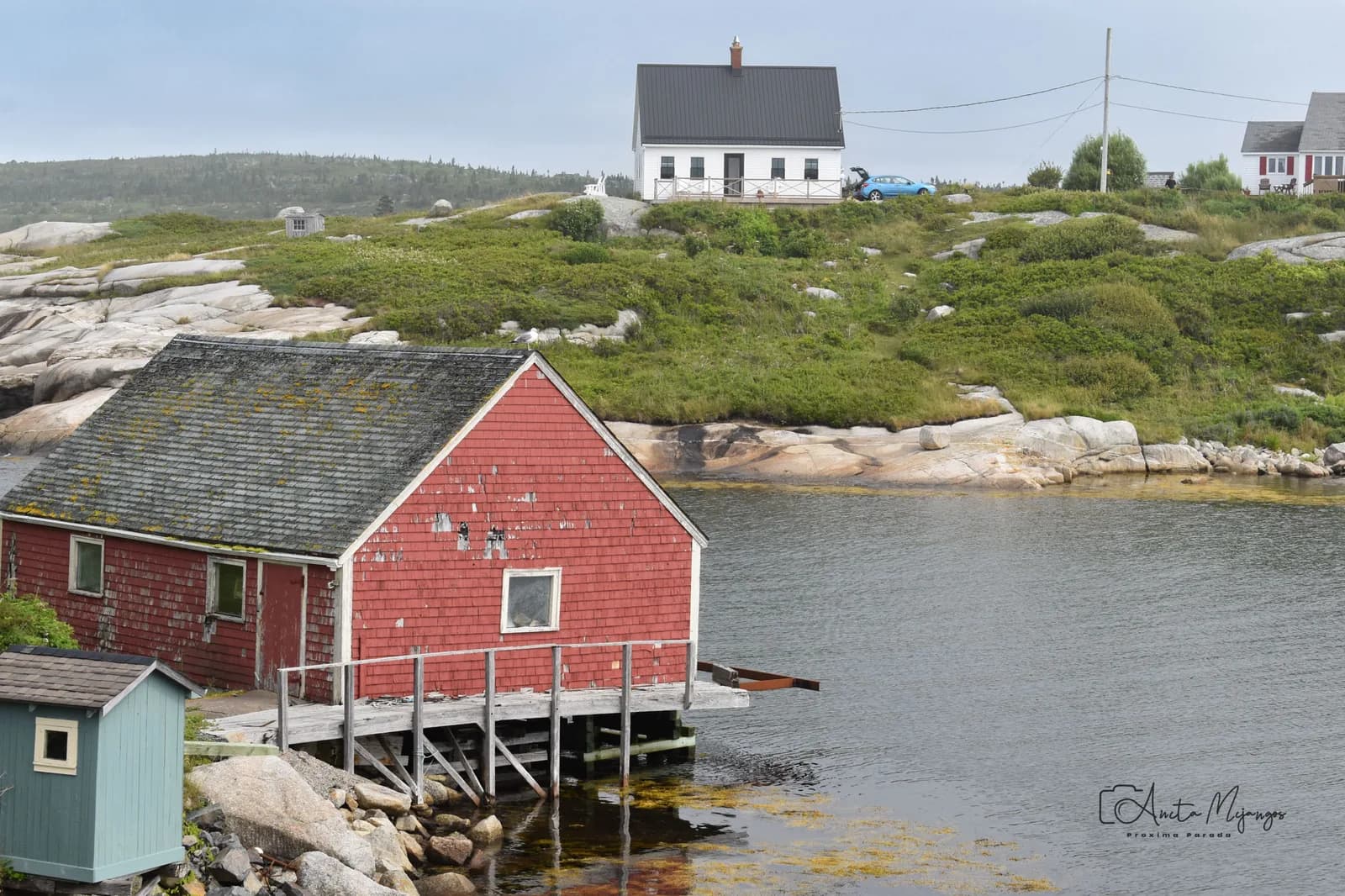 Cobertizo rojo junto al agua en Peggy’s Cove