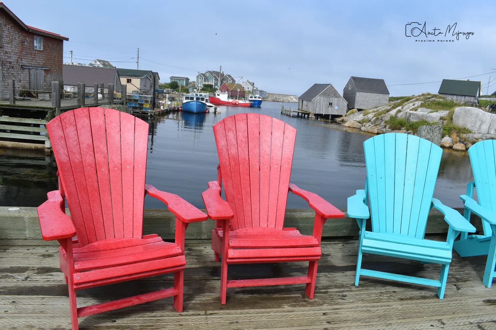 Sillas de colores junto al mar