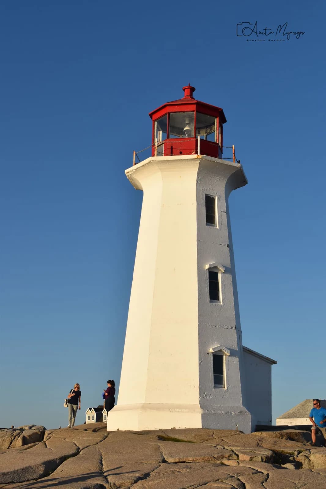 Faro de Peggy’s Cove bajo el cielo azul