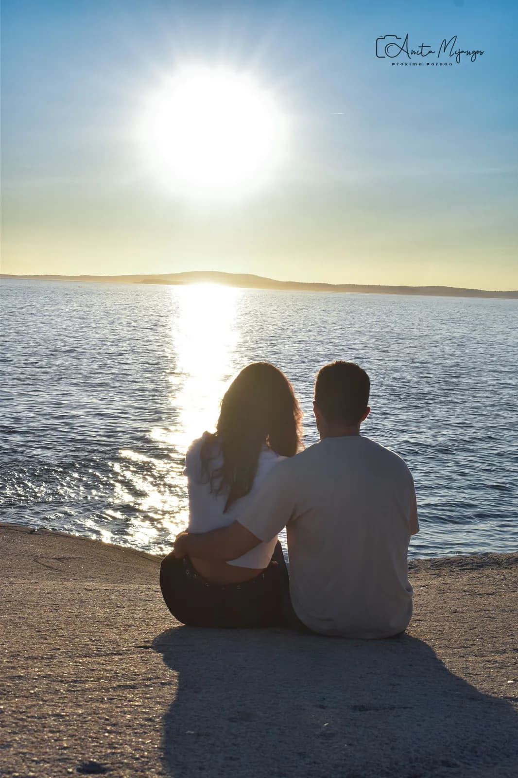 Visitantes junto al mar al atardecer