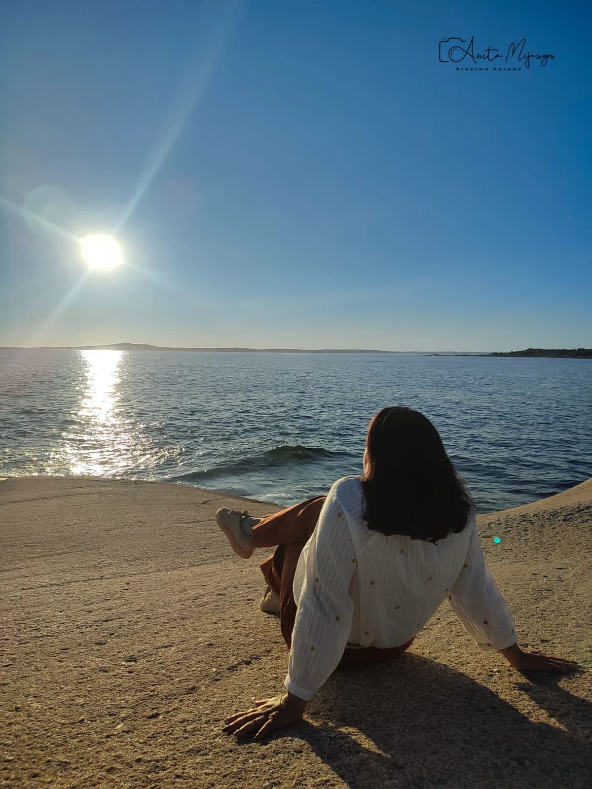 Anita sentada frente a la costa