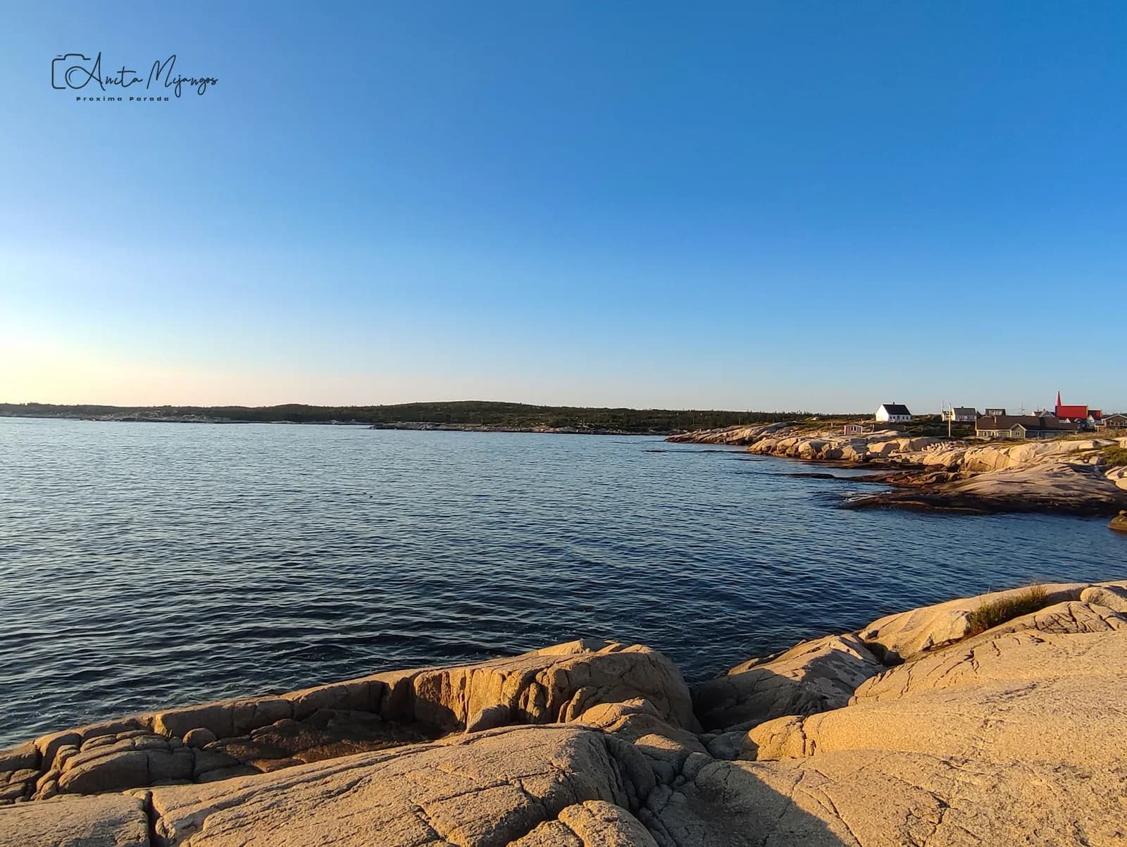 Costa rocosa al atardecer