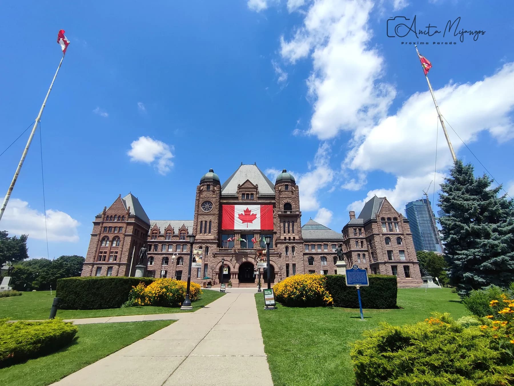 Edificio histórico de Toronto con una bandera canadiense