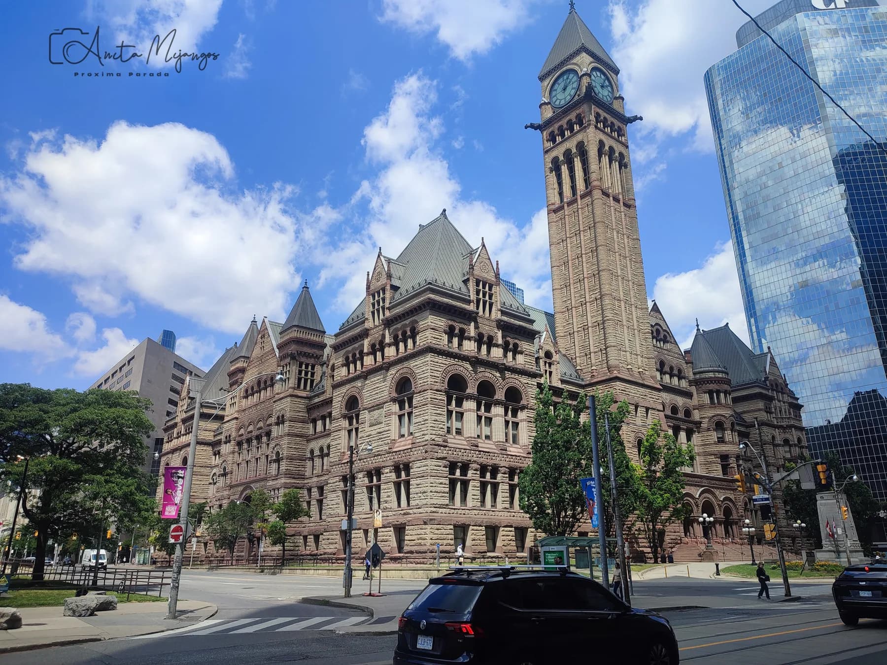 Edificio histórico y torre del reloj en Toronto