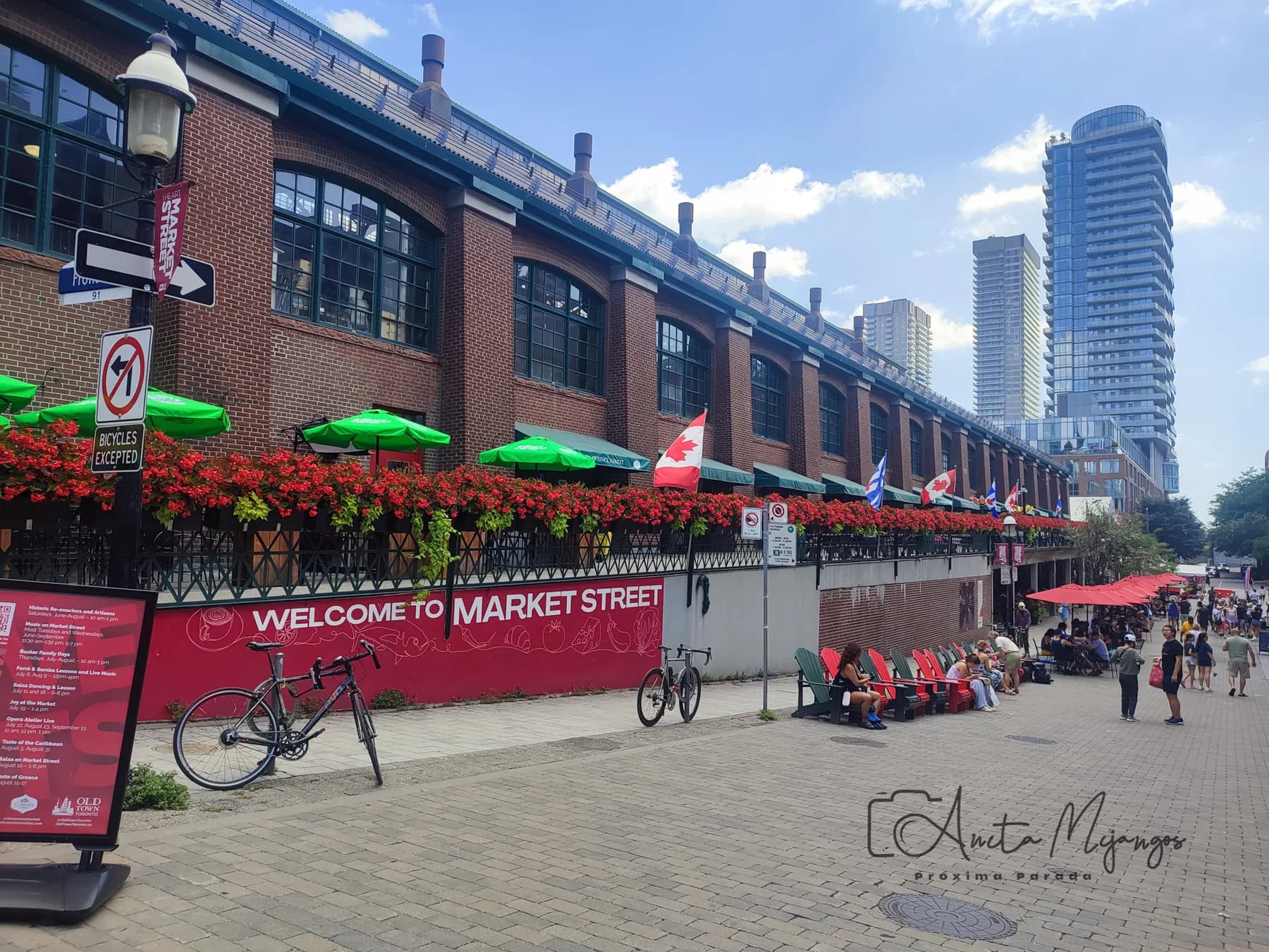 Calle de Toronto con locales y terrazas