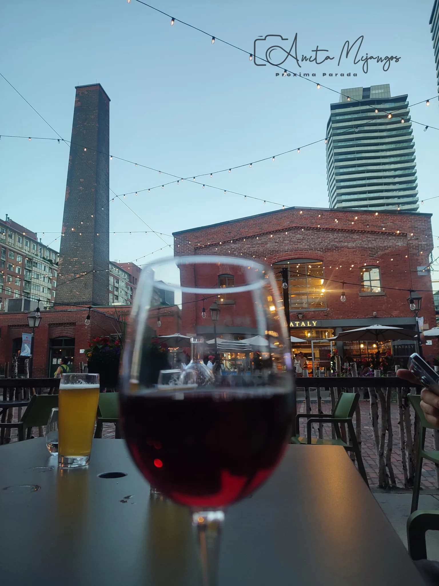 Bebidas en una terraza frente a edificios de ladrillo