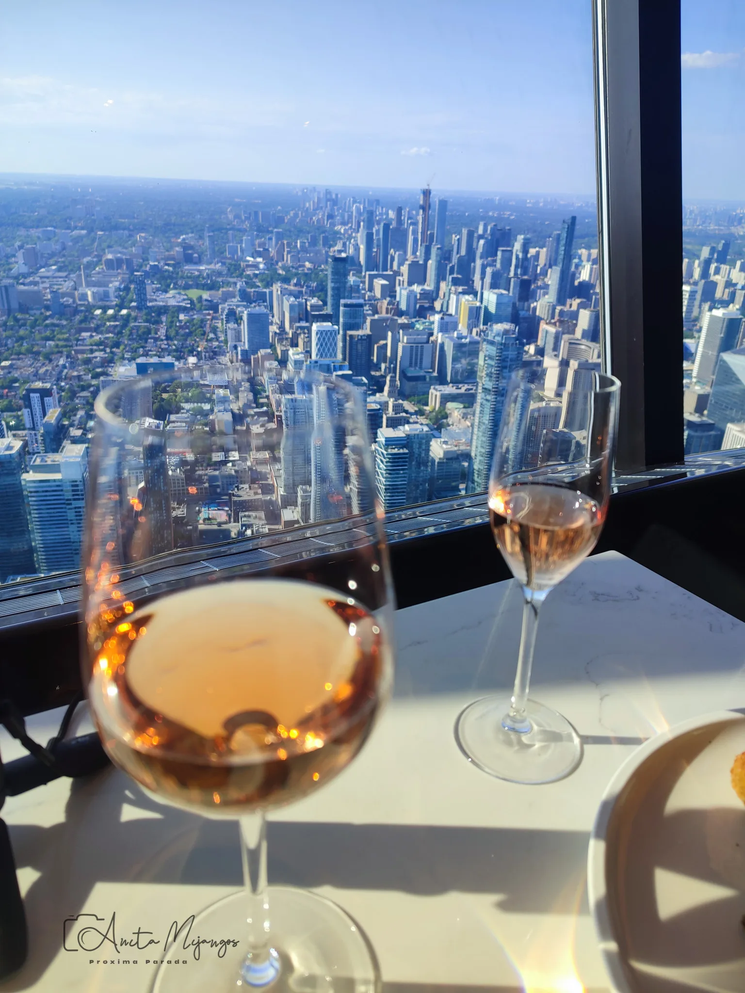 Vista de los edificios de Toronto desde una mesa junto a la ventana