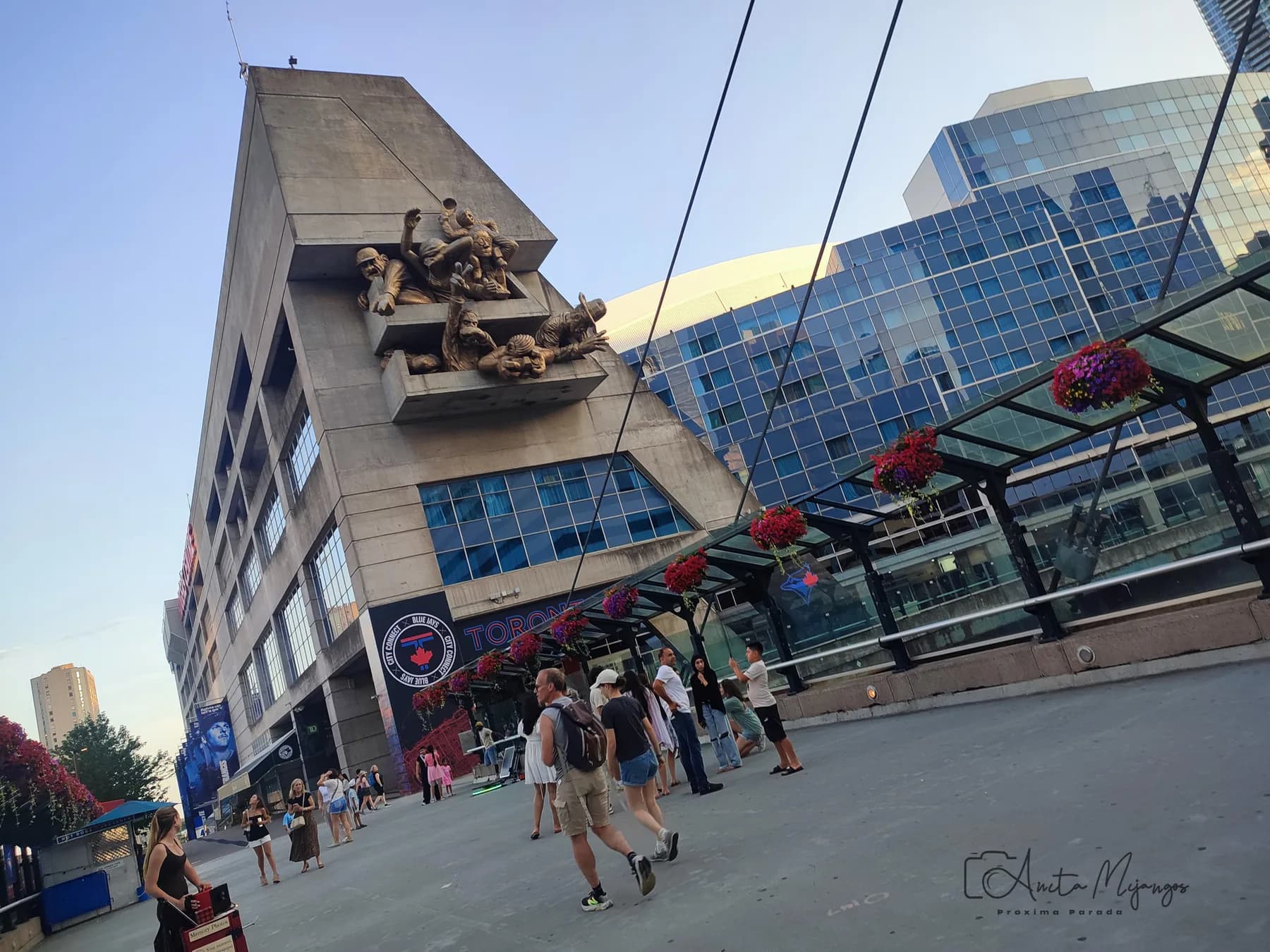 Plaza concurrida en el centro de Toronto