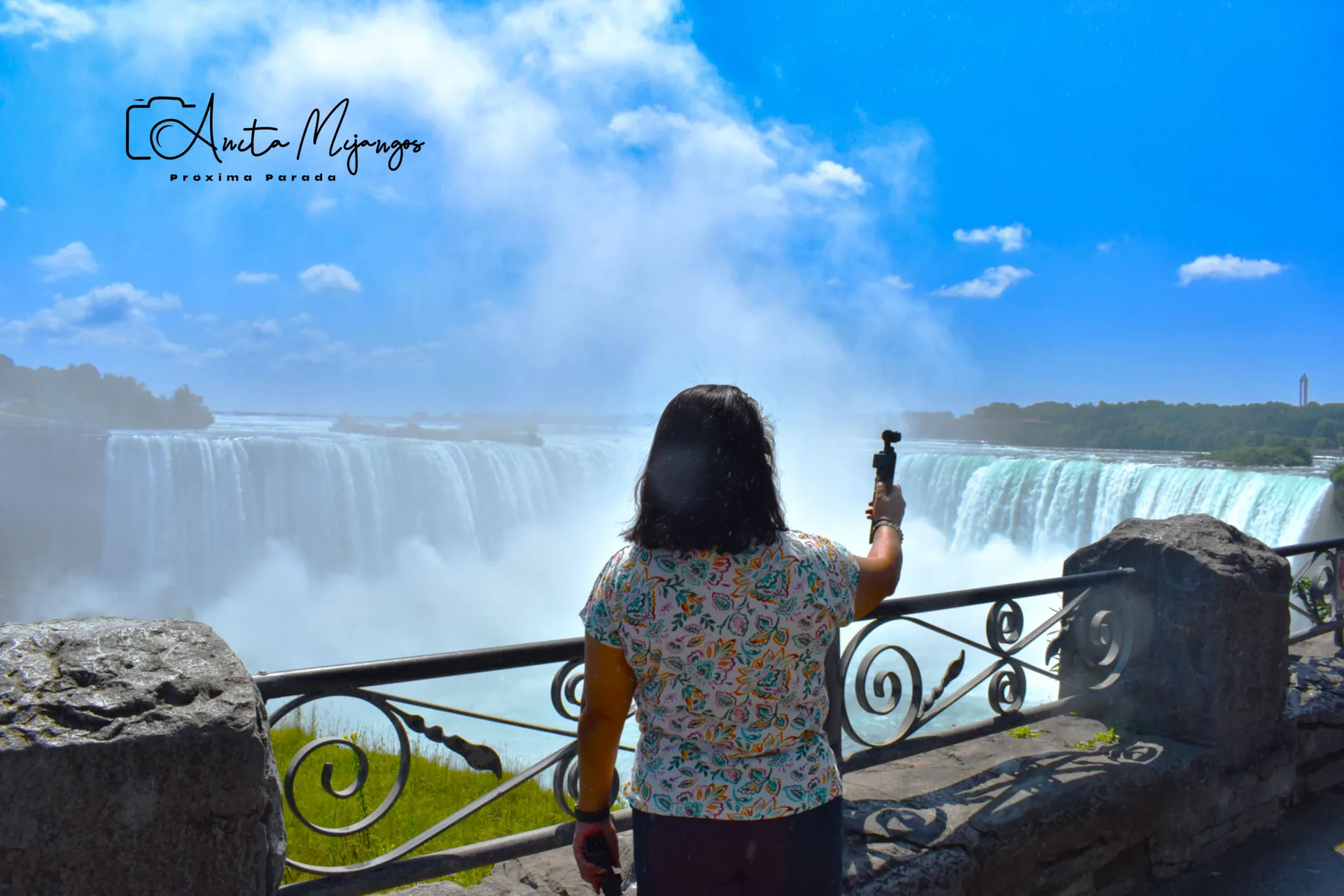 Anita Mijangos grabando las Cataratas del Niágara desde el mirador