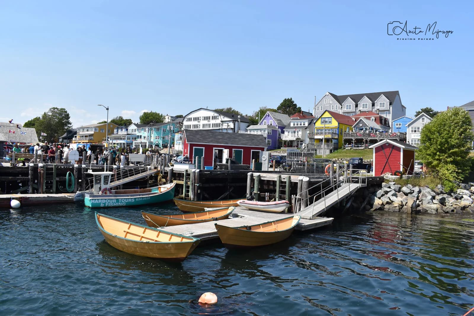 Puerto y fachadas de colores en Lunenburg